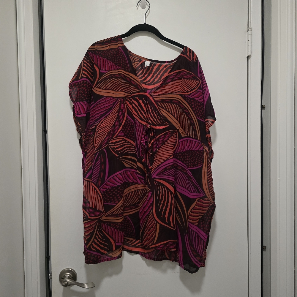 Old Navy Red Graphic Fitted Blouse with Peter Pan Collar
